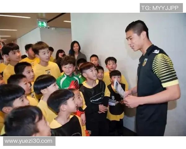 国足球星宝宝成长日记:从球场到家庭的温馨故事与未来展望 国足球星宝宝成长日记:从球场到家庭的温馨故事与未来展望